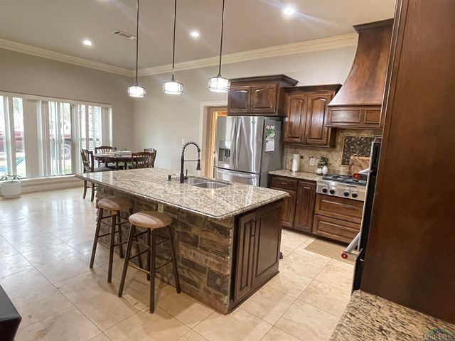 228 E Cassity, Carthage, TX 75633