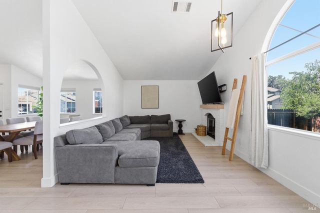 350 Jacaranda Dr, Suisun City, CA 94585