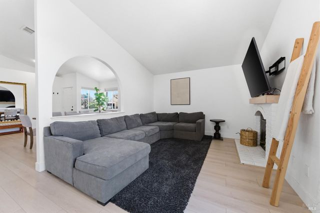 350 Jacaranda Dr, Suisun City, CA 94585