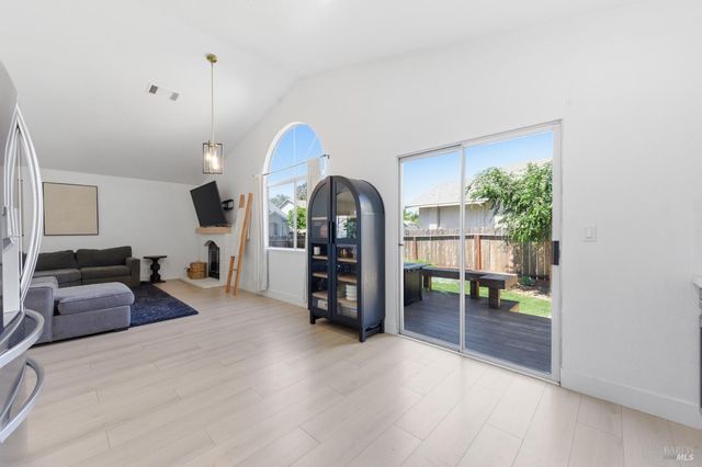 350 Jacaranda Dr, Suisun City, CA 94585