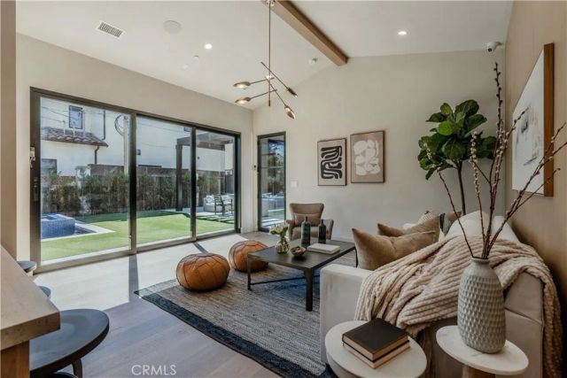 4118 N Wilkinson Avenue, Studio City, CA 91604