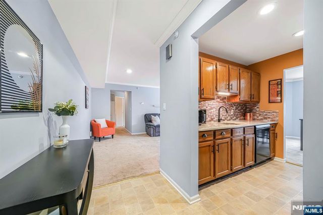 4-2 Vernon Court, Waldwick, NJ 07463