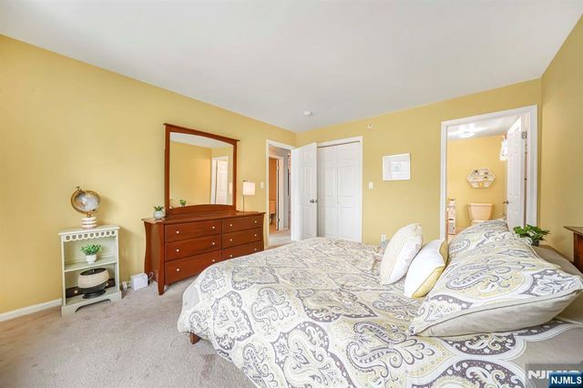 4-2 Vernon Court, Waldwick, NJ 07463