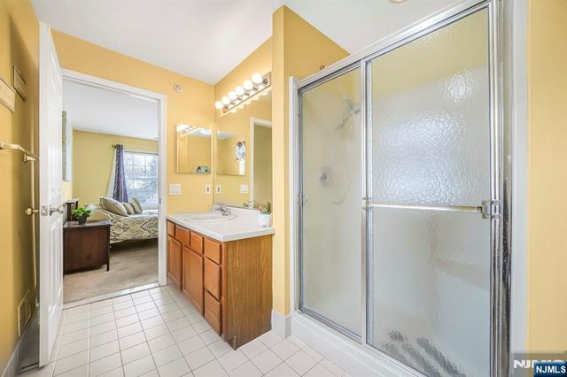 4-2 Vernon Court, Waldwick, NJ 07463