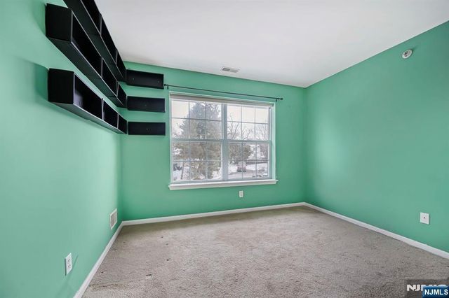 4-2 Vernon Court, Waldwick, NJ 07463