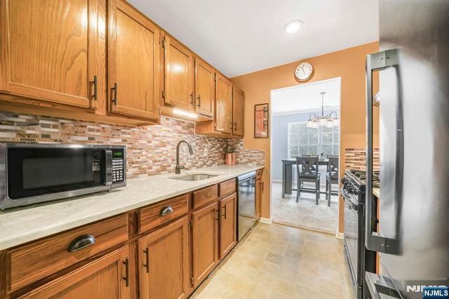 4-2 Vernon Court, Waldwick, NJ 07463