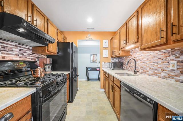 4-2 Vernon Court, Waldwick, NJ 07463