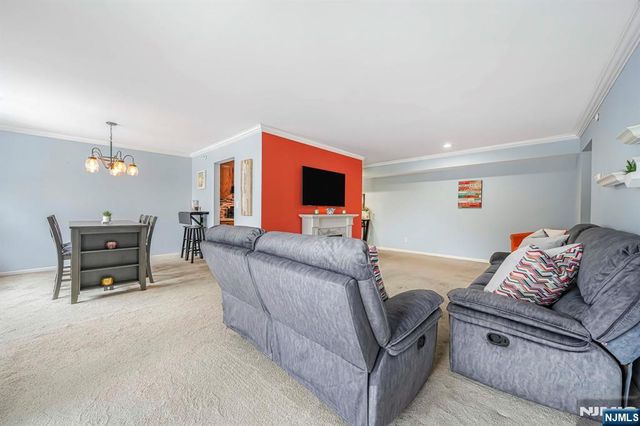 4-2 Vernon Court, Waldwick, NJ 07463