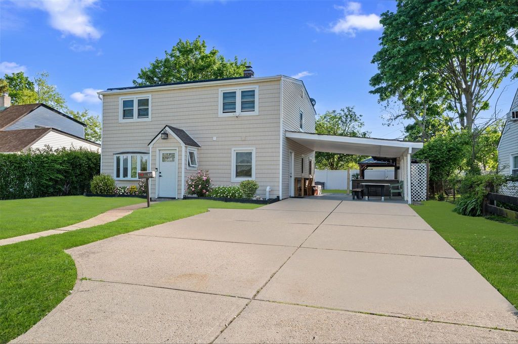 137 Center Lane, Levittown, NY 11756