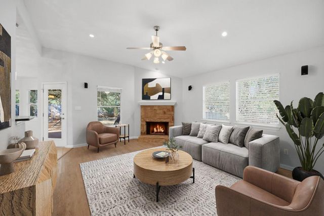 7 Caliche CT, Wimberley, TX 78676