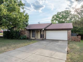 700 Del Mar Lane, Arlington, TX 76012