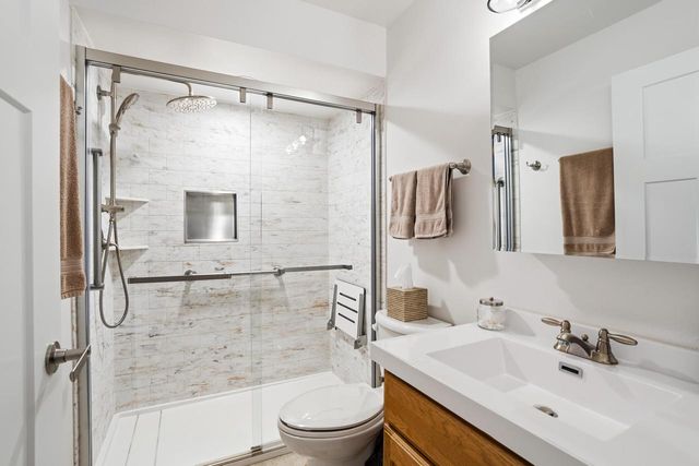 8179 S Forest Hills CIRCLE, Franklin, WI 53132