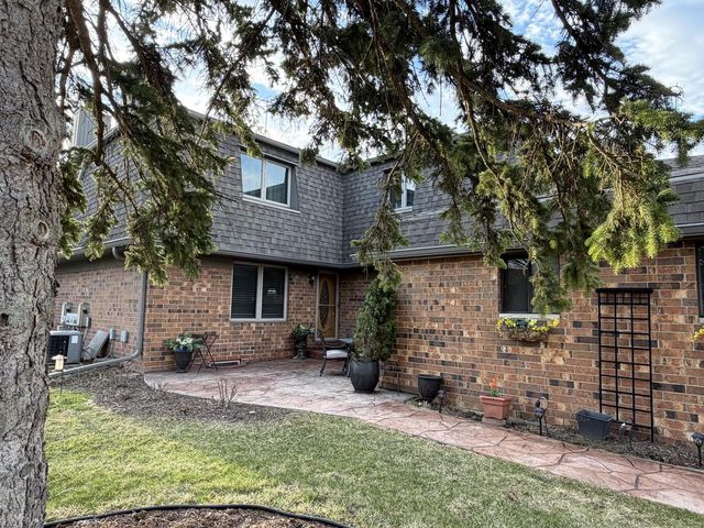 8179 S Forest Hills CIRCLE, Franklin, WI 53132