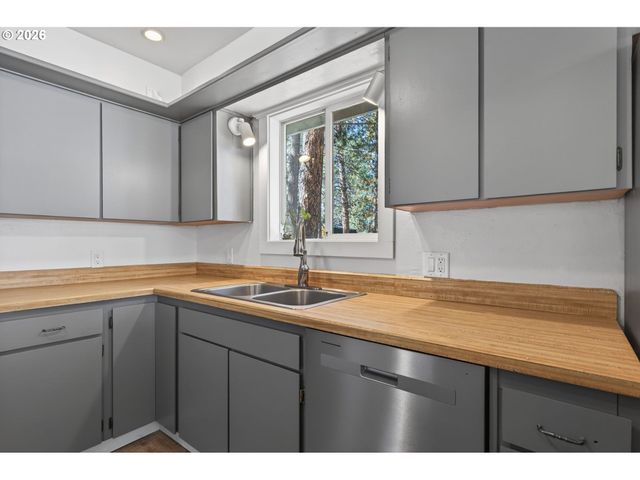 60091 HOPI Rd, Bend, OR 97702