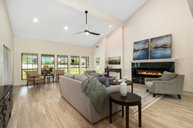 915 W Pleasant Run Road, Desoto, TX 75115