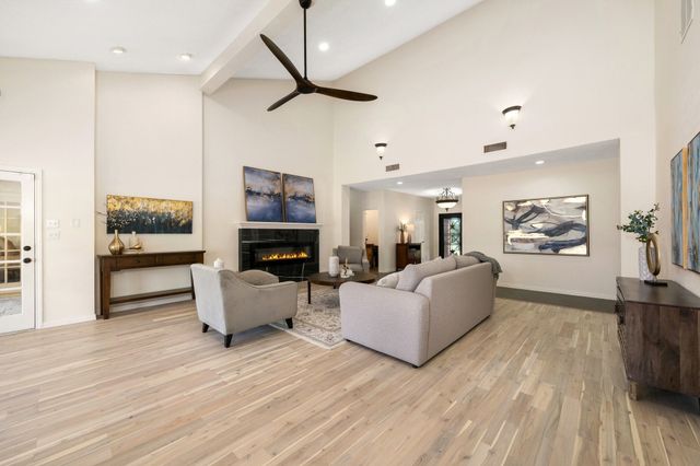915 W Pleasant Run Road, Desoto, TX 75115