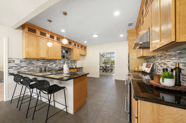 915 W Pleasant Run Road, Desoto, TX 75115