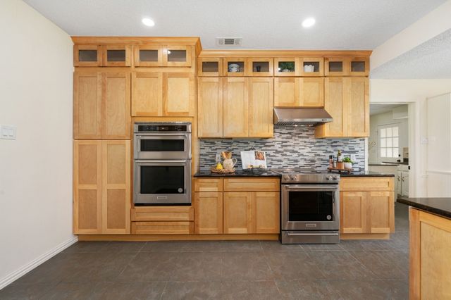915 W Pleasant Run Road, Desoto, TX 75115