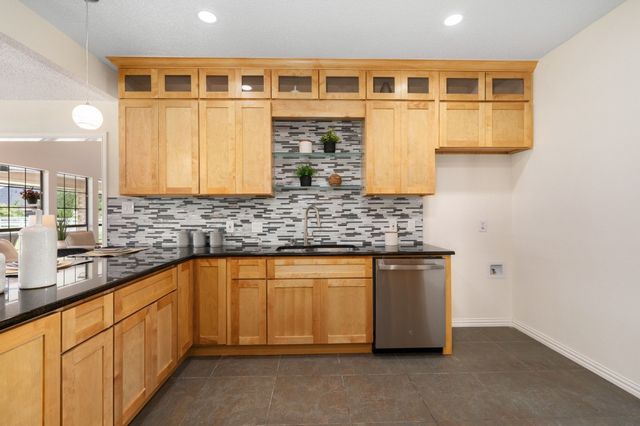 915 W Pleasant Run Road, Desoto, TX 75115