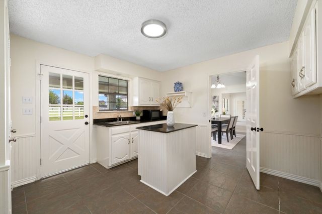 915 W Pleasant Run Road, Desoto, TX 75115