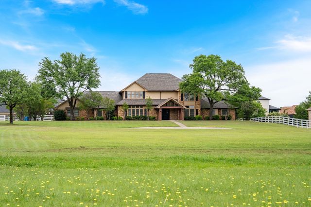 915 W Pleasant Run Road, Desoto, TX 75115