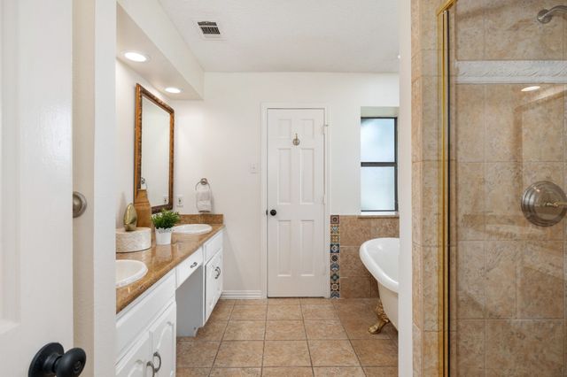 915 W Pleasant Run Road, Desoto, TX 75115