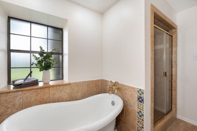 915 W Pleasant Run Road, Desoto, TX 75115
