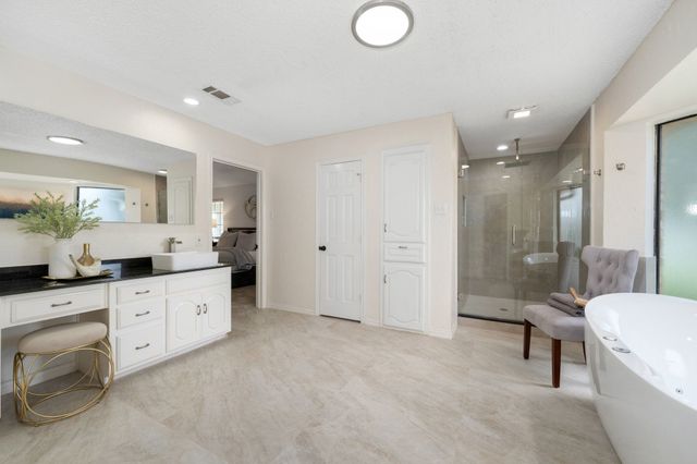 915 W Pleasant Run Road, Desoto, TX 75115