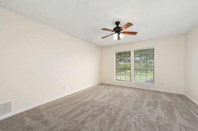 915 W Pleasant Run Road, Desoto, TX 75115