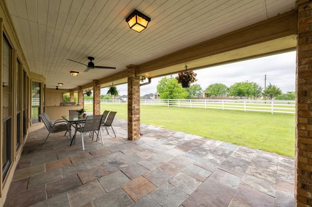 915 W Pleasant Run Road, Desoto, TX 75115