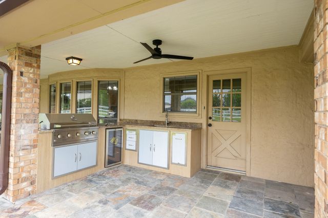 915 W Pleasant Run Road, Desoto, TX 75115