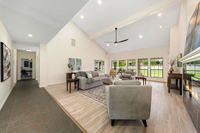 915 W Pleasant Run Road, Desoto, TX 75115