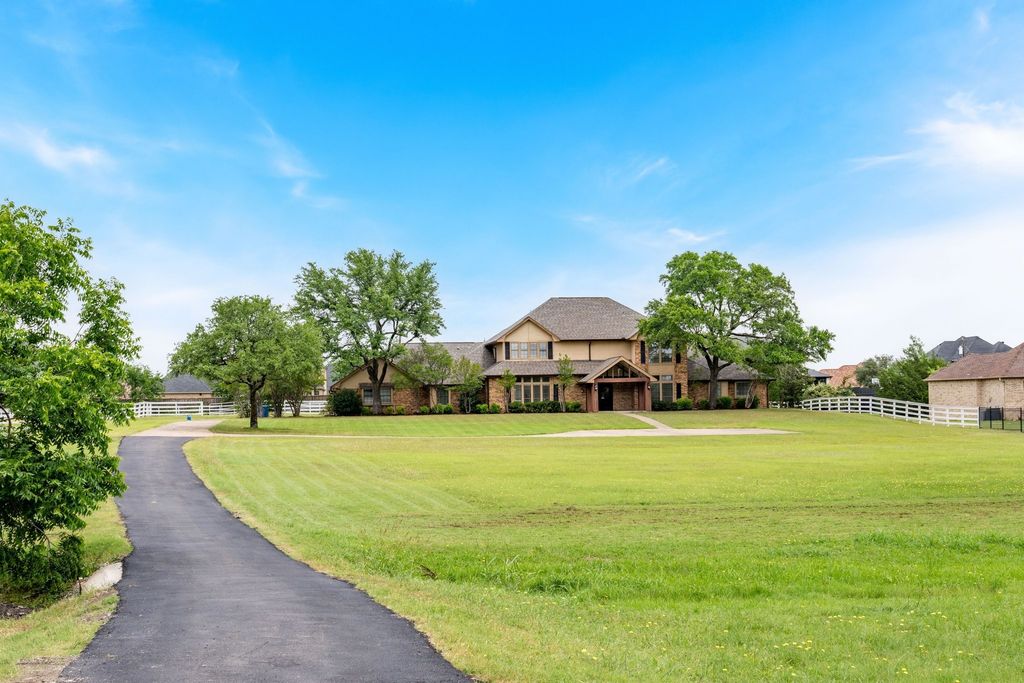 915 W Pleasant Run Road, Desoto, TX 75115