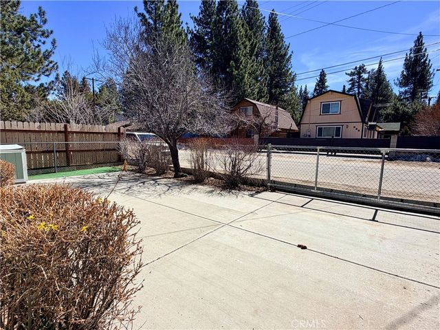 829 W Country Club Boulevard, Big Bear City, CA 92314