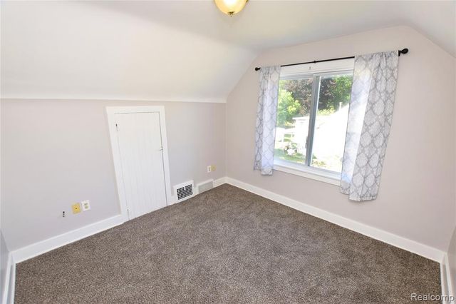 6355 W Court Street, Flint, MI 48532