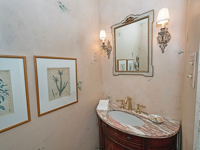 1440 Pueblo Dr, Mt. Lebanon, PA 15228