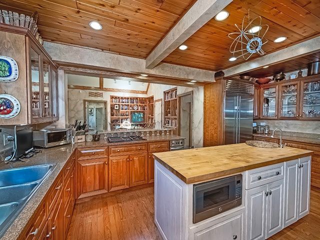 1440 Pueblo Dr, Mt. Lebanon, PA 15228