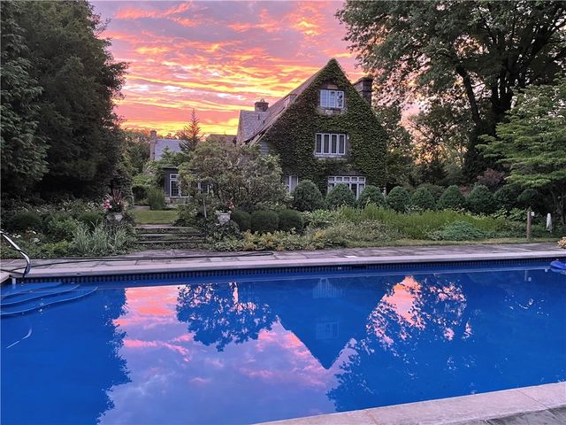 1440 Pueblo Dr, Mt. Lebanon, PA 15228