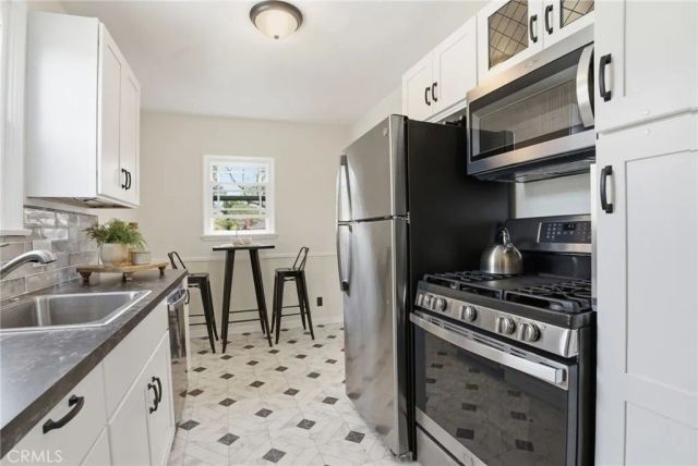 1829 S Fairfax Avenue, Los Angeles, CA 90019