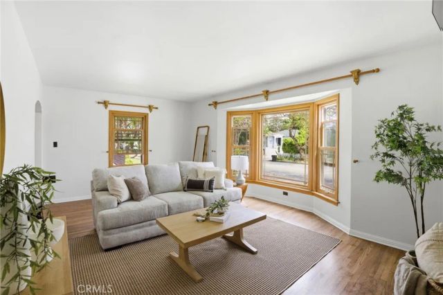 1829 S Fairfax Avenue, Los Angeles, CA 90019