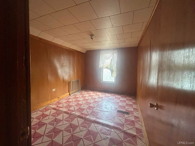 324 W Onota Street, Munising, MI 49862