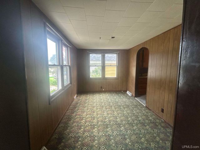 324 W Onota Street, Munising, MI 49862