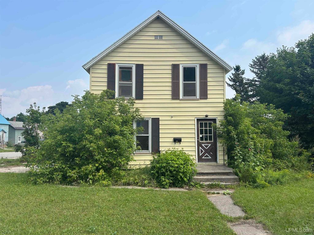 324 W Onota Street, Munising, MI 49862