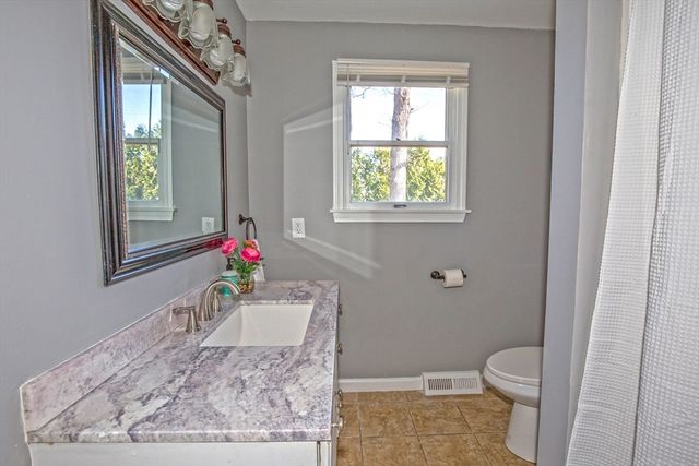 90 Teakwood Rd, Springfield, MA 01128