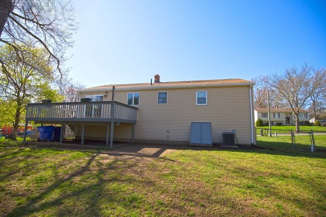 90 Teakwood Rd, Springfield, MA 01128
