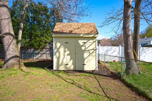 90 Teakwood Rd, Springfield, MA 01128