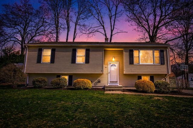 90 Teakwood Rd, Springfield, MA 01128