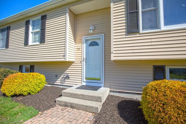 90 Teakwood Rd, Springfield, MA 01128