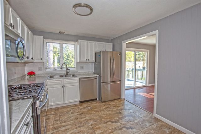 90 Teakwood Rd, Springfield, MA 01128