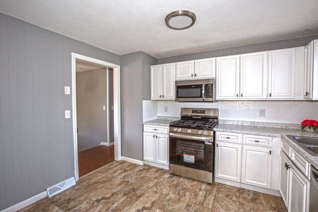 90 Teakwood Rd, Springfield, MA 01128
